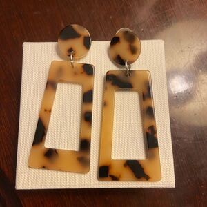 Tortoise pattern rectangular earrings